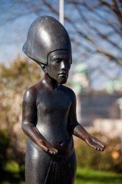 Felsefe Bahçe Akhenaten heykele Gellert Hill Budapeşte'de yer alan