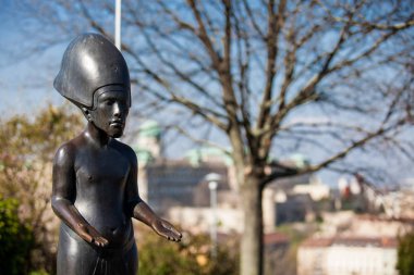 Felsefe Bahçe Akhenaten heykele Gellert Hill Budapeşte'de yer alan