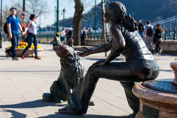 Statua di una ragazza e il suo cane sulla bellissima passeggiata del Danubio — Foto Stock