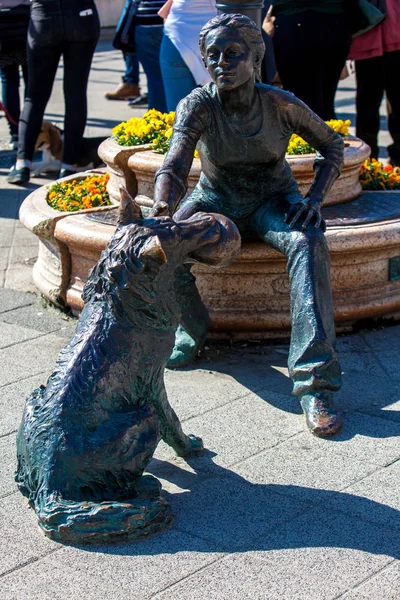 Statue eines Mädchens und ihres Hundes an der schönen Donaupromenade — Stockfoto