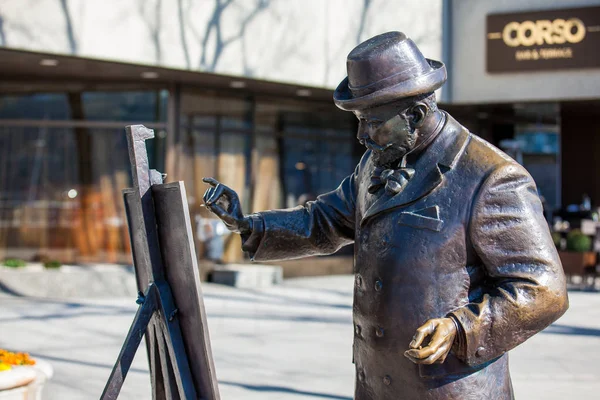 Statue des berühmten Künstlers roskovics ignac Gemälde an der schönen Donaupromenade — Stockfoto