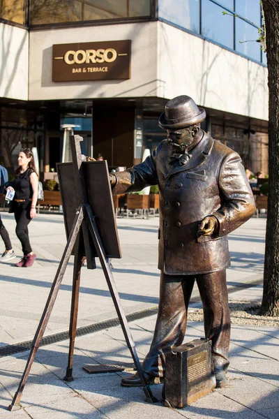 Statua del famoso artista Roskovics Ignac pittura sulla bellissima passeggiata del Danubio — Foto Stock