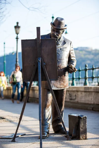 Statua del famoso artista Roskovics Ignac pittura sulla bellissima passeggiata del Danubio — Foto Stock