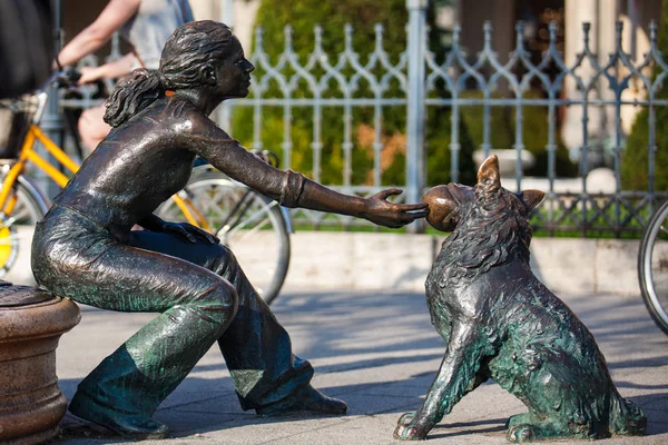 Statue eines Mädchens und ihres Hundes an der schönen Donaupromenade — Stockfoto