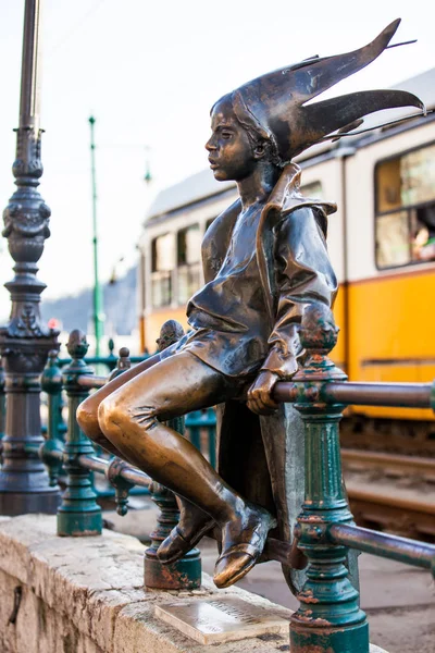 La famosa statua della piccola principessa creata da Laszlo Marton seduta sulle ringhiere del lungomare del Danubio a Budapest — Foto Stock