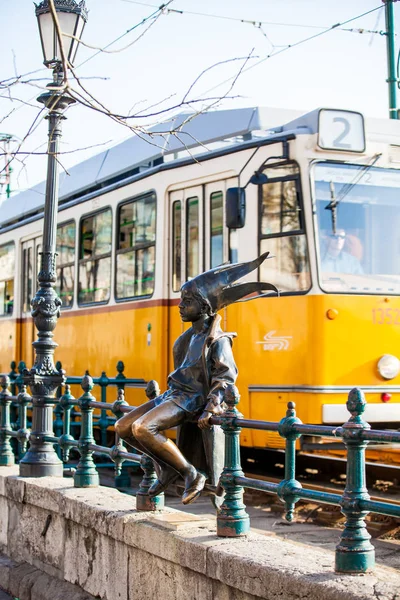 A híres Kiskirálylány szobor készítette László Márton, a korlát a budapesti Duna-parton ülő — Stock Fotó
