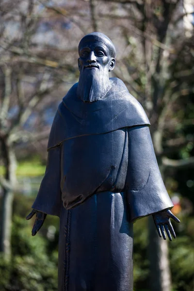 Statua di San Francesco d'Assisi al Giardino della Filosofia situato sul colle Gellert a Budapest — Foto Stock