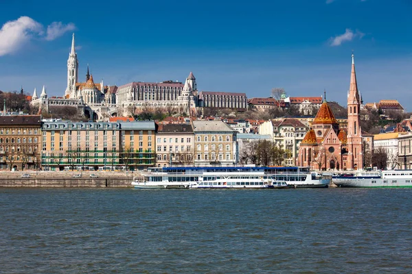 Utsikt över Buda banken av floden Donau i Budapest city i en vacker tidig vårdag — Stockfoto