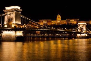 Gece saat görünümü Szechenyi Chain Bridge Tuna Nehri Budapeşte ve Buda Castle