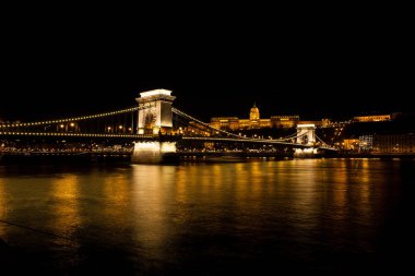 Gece saat görünümü Szechenyi Chain Bridge Tuna Nehri Budapeşte ve Buda Castle