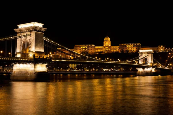 Éjszakai idő kilátás a Budai vár, a Széchenyi Lánchíd Budapest a Duna folyón — Stock Fotó