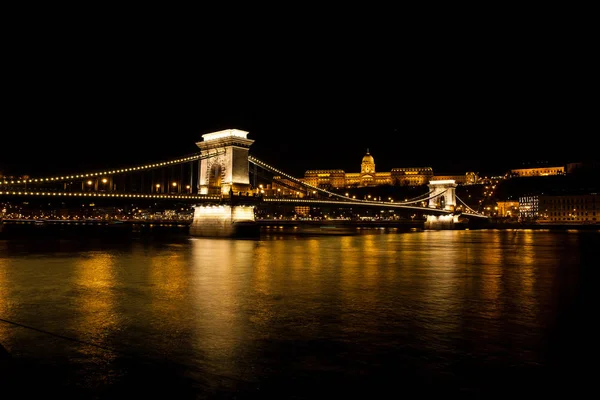 Night time view of the Buda Castle and the Szechenyi Chain Bridge over the Danube River in Budapest — Stock Photo, Image