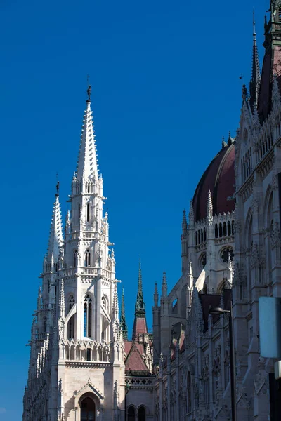 Здание парламента Венгрии в прекрасный солнечный день — стоковое фото