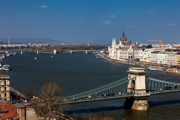 Budapest, Magyarország - április, 2018: Kilátás nyílik a város Budapest és a D — Stock Fotó