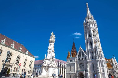 Matthias Kilisesi ve Buda Kalesi bölgesinin kalbinde kutsal üçlüsü heykeli