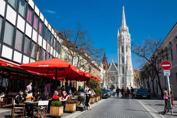 People at restaurants next to the Matthias Church on the beautiful streets of the heart of Buda Castle District — Stock Photo, Image