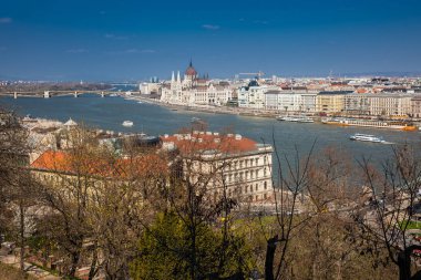 Macaristan Parlamento Binası, Budapeşte şehri ve Tuna Nehri manzarası