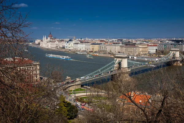 Mening van de stad van Boedapest, de Kettingbrug en de rivier van Donau — Stockfoto