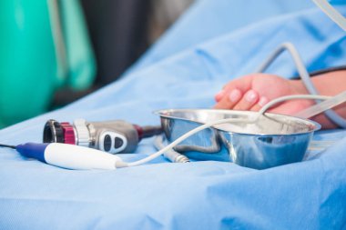 Ameliyat odasında kullanılmak üzere bir Artroskopinin gerçekleştirilmesi için bazı aletler