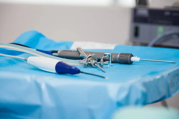 Cerrahi odasında kullanılmak üzere artroscope hazır — Stok fotoğraf