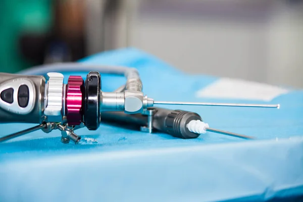 Cerrahi odasında kullanılmak üzere artroscope hazır — Stok fotoğraf