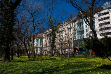 Ünlü antika Coog-tekerlek demiryolu yakın güzel bir Budapeşte sokak görünümü