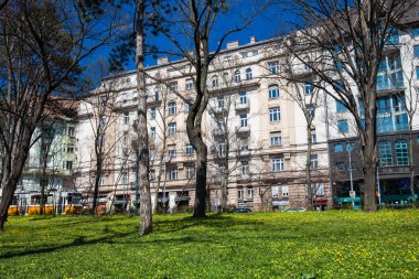 Ünlü antika Coog-tekerlek demiryolu yakın güzel bir Budapeşte sokak görünümü