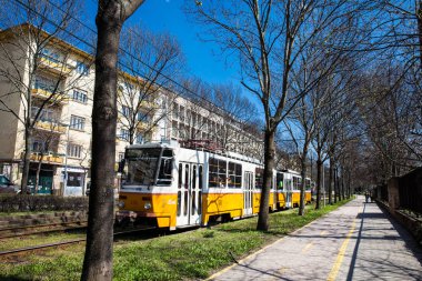 Ünlü antika Coog-tekerlek demiryolu yakın güzel bir Budapeşte sokak görünümü