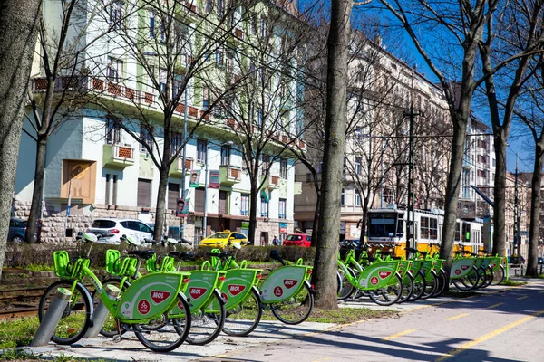 Public bicycles and tram at a Budapest street close to the famous antique Coog-wheel railway — Stock Photo, Image