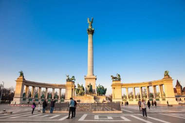 Budapeşte ünlü Heroes Meydanı 'nda turistler