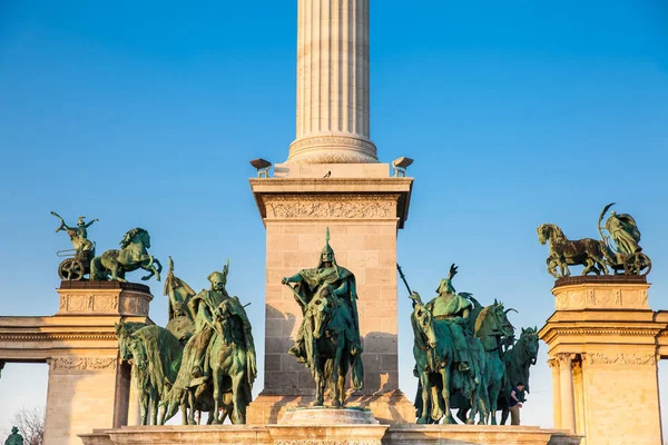 Statue dei sette capi dei Magiari nella famosa Piazza degli Eroi costruita nel 1896 a Budapest — Foto Stock
