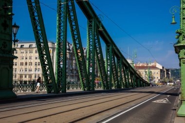 Budapeşte'de Tuna Nehri üzerinde Özgürlük Köprüsü veya Özgürlük Köprüsü
