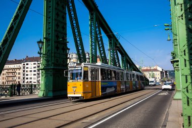 Budapeşte'de Tuna Nehri üzerinde Özgürlük Köprüsü veya Özgürlük Köprüsü
