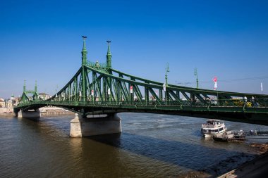 Budapeşte'de Tuna Nehri üzerinde Özgürlük Köprüsü veya Özgürlük Köprüsü