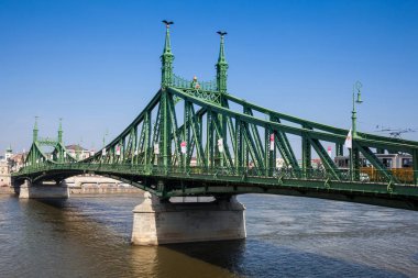 Budapeşte'de Tuna Nehri üzerinde Özgürlük Köprüsü veya Özgürlük Köprüsü