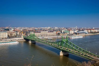 Budapeşte'de Tuna Nehri üzerinde Özgürlük Köprüsü veya Özgürlük Köprüsü