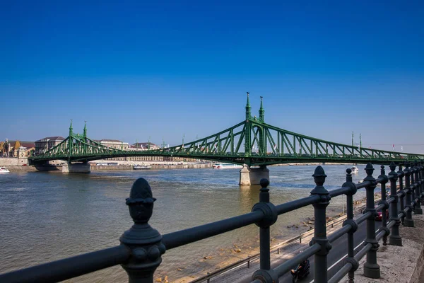 Frihetsbron eller Frihetsbron över floden Donau i Budapest — Stockfoto