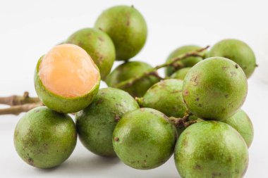 Melicoccus bijugatus adlı lezzetli egzotik tropikal meyve