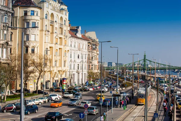 Вид на центр Будапешта и трамвай — стоковое фото