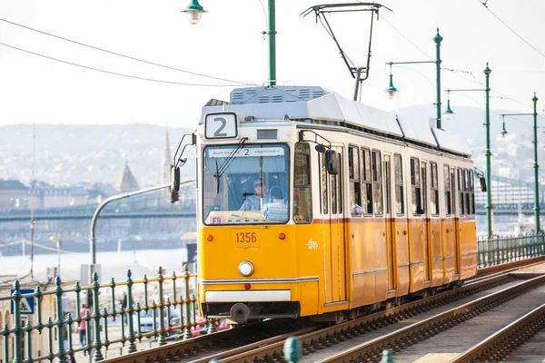 Vista do centro da cidade de Budapeste e bonde — Fotografia de Stock