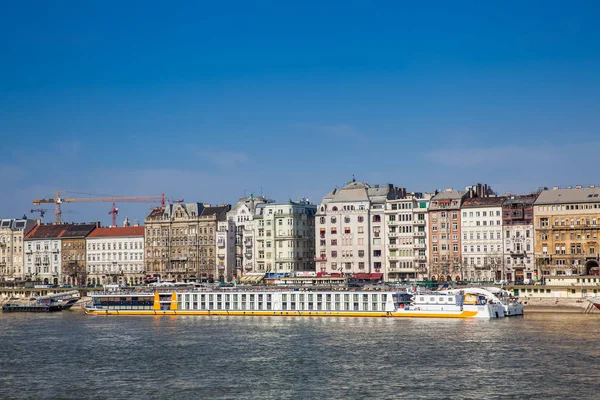 Big touristic boats at Danube river in Budapest — Stock Photo, Image