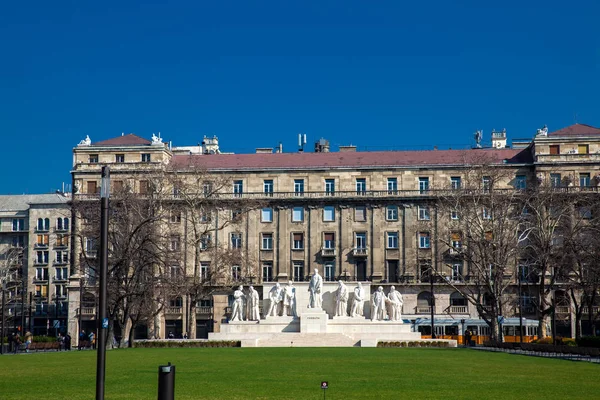 Pomnik Kossutha poświęcony byłym węgierskiemu regentowi, Lajos Kossuth, przed budynkiem Parlamentu Węgierskiego na placu Lajos Kossuth — Zdjęcie stockowe