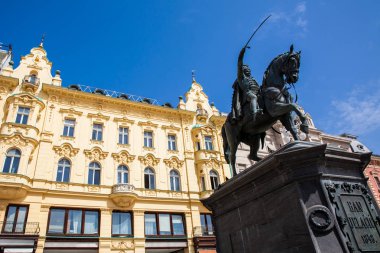 Kont Ban Jelaciç'in heykeli 1866'da dikildi ve Zagreb'in ana kent meydanındaki binaların güzel cepheleri