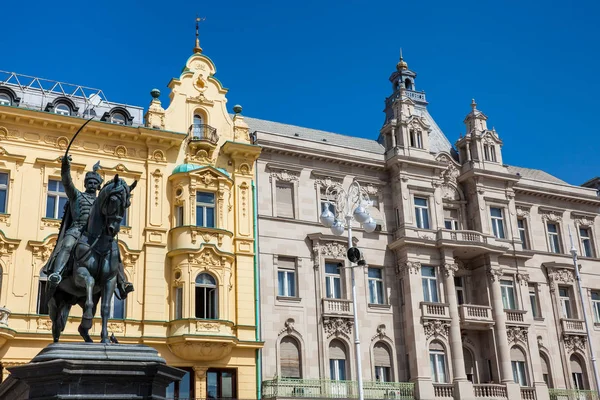 Statue des Grafen ban jelacic aus dem Jahr 1866 und die schönen Fassaden der Gebäude auf dem Hauptplatz der Stadt Zagreb — Stockfoto