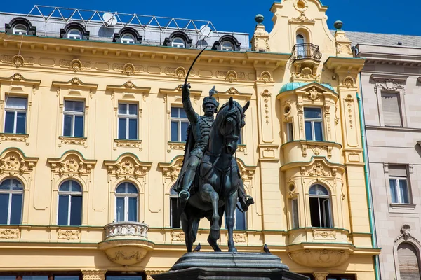 Statua del conte Ban Jelacic eretta nel 1866 e le belle facciate degli edifici sulla piazza principale della città di Zagabria — Foto Stock