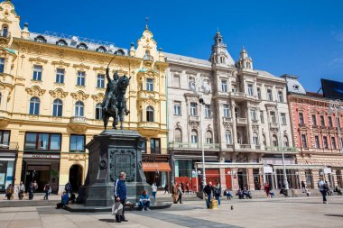 Zagrep'teki ana meydanda Kont Ban Josip Jelacic Heykeli'nin yanındaki yerli halk ve turistler