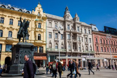Zagrep'teki ana meydanda Kont Ban Josip Jelacic Heykeli'nin yanındaki yerli halk ve turistler