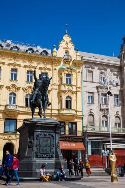 Zagrep'teki ana meydanda Kont Ban Josip Jelacic Heykeli'nin yanındaki yerli halk ve turistler
