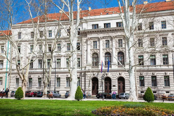 Inicio de la primavera en el hermoso parque Zrinjevac la más antigua de la ciudad baja en la capital de Zagreb de Croacia — Foto de Stock