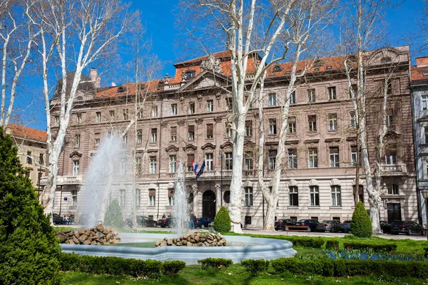 Inicio de la primavera en el hermoso parque Zrinjevac la más antigua de la ciudad baja en la capital de Zagreb de Croacia — Foto de Stock